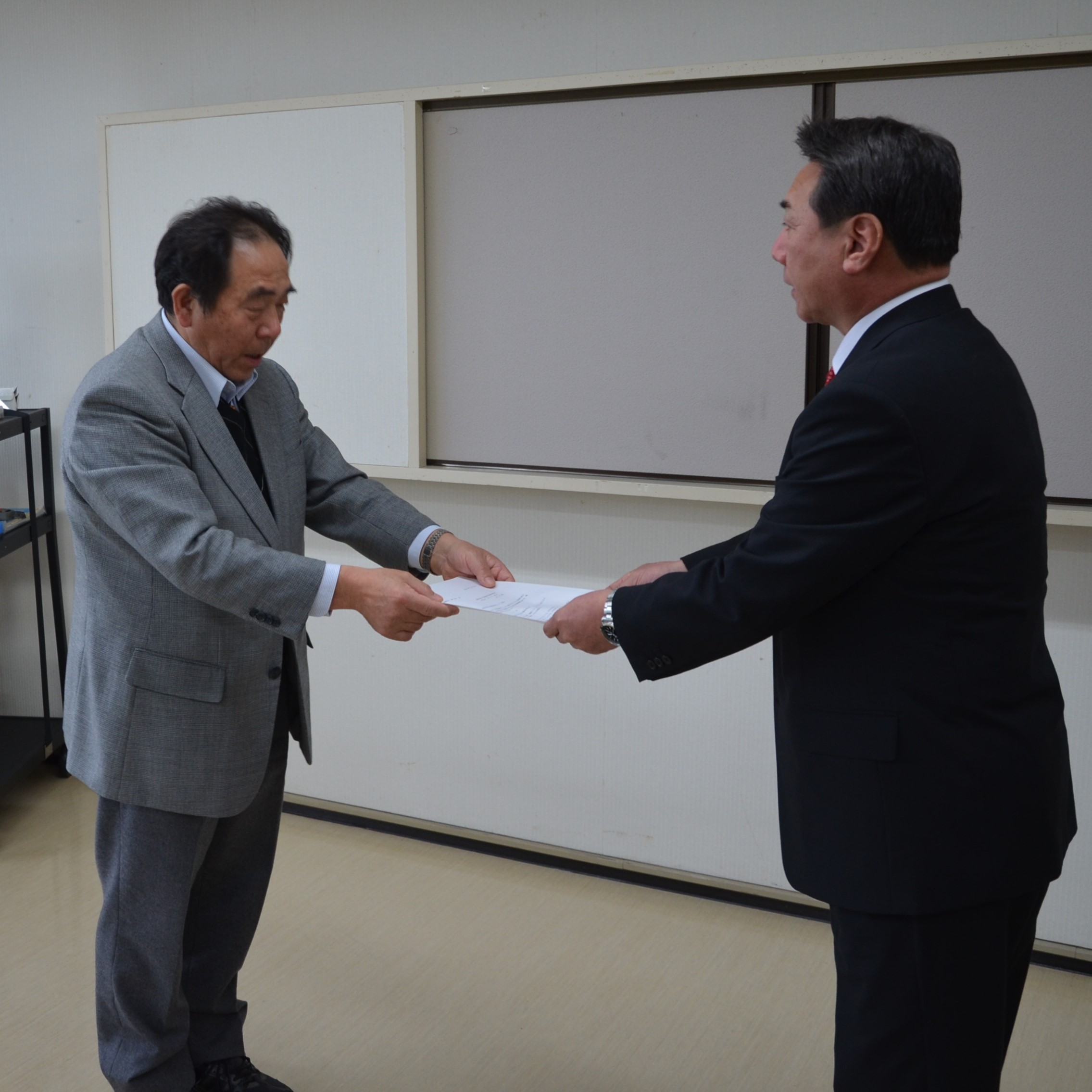 答申書を提出する佐々木委員長