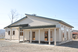 広場集会所の外観
