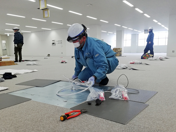 庁舎棟 1階 執務室 OAフロア電源取出しの画像