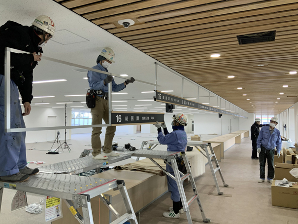 庁舎棟 2階 執務室前　吊りサイン設置の画像