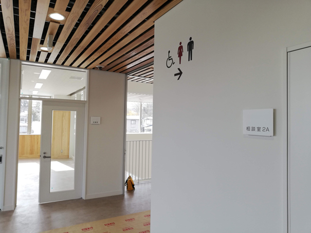 庁舎棟 2階 廊下 サイン取付けの画像