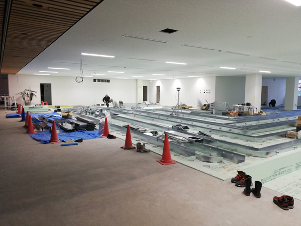 庁舎棟1階 執務室 床下空調ダクト取付け