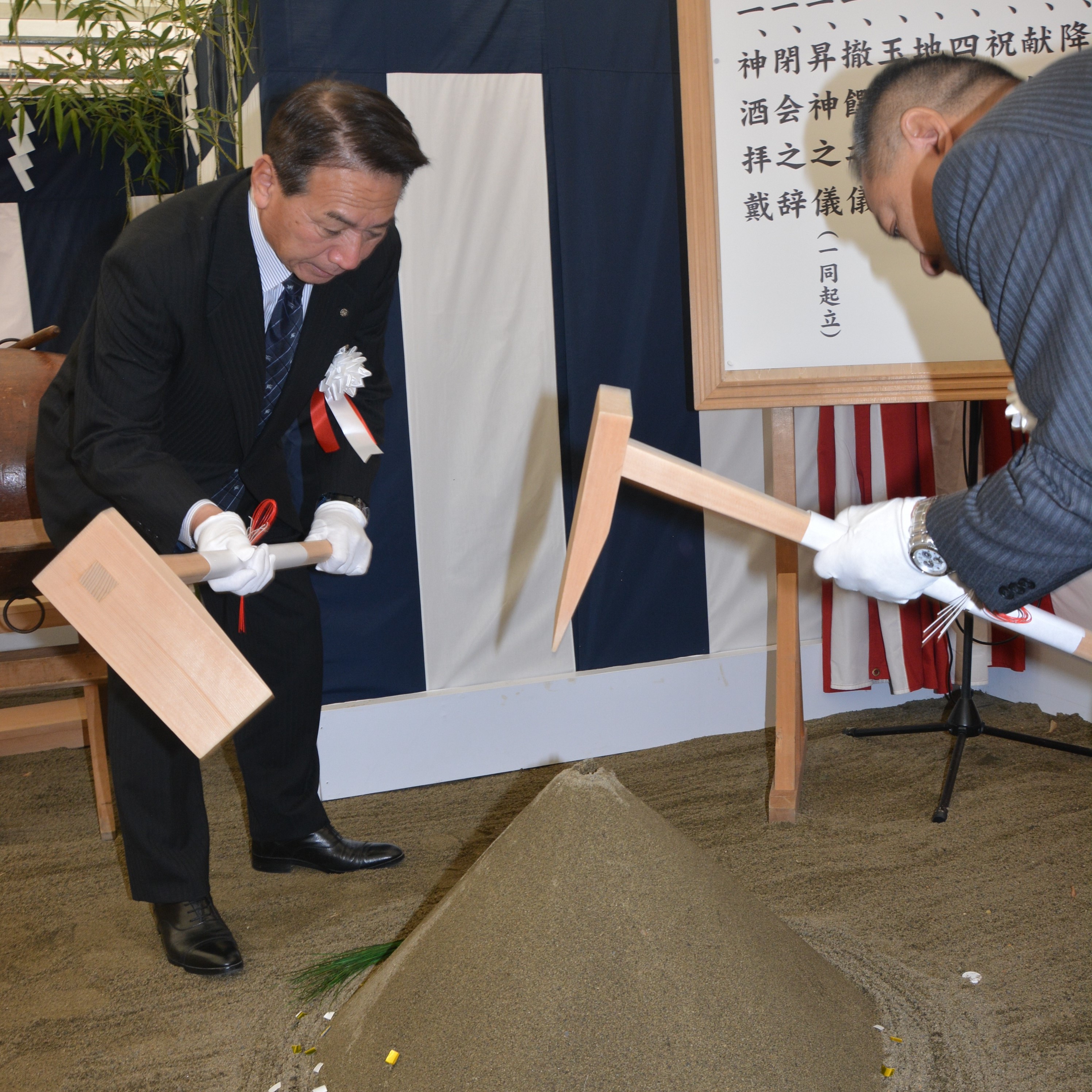 鍬入れ町長・夏堀議長の画像