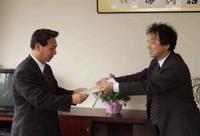 町長への表彰盾伝達風景