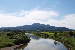 名久井岳と町を流れる馬淵川の様子