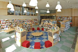南部町立名川中学校図書室1階の外観