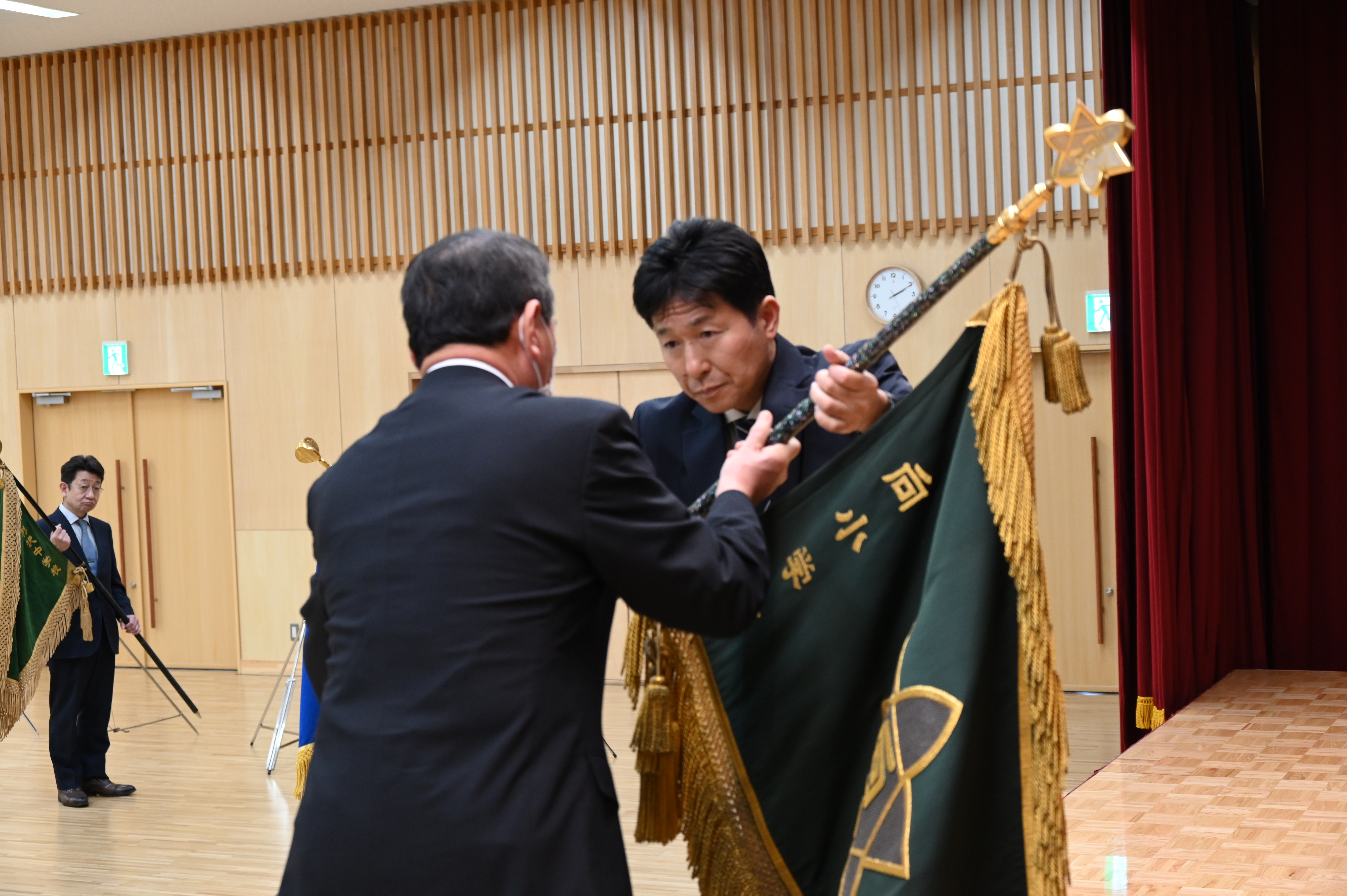 3月27日（月曜日）令和5年3月末で閉校となる町内の8小学校と杉沢中学校の校旗返還式に出席し、各校の伝統ある校旗を受け取りました。の画像1