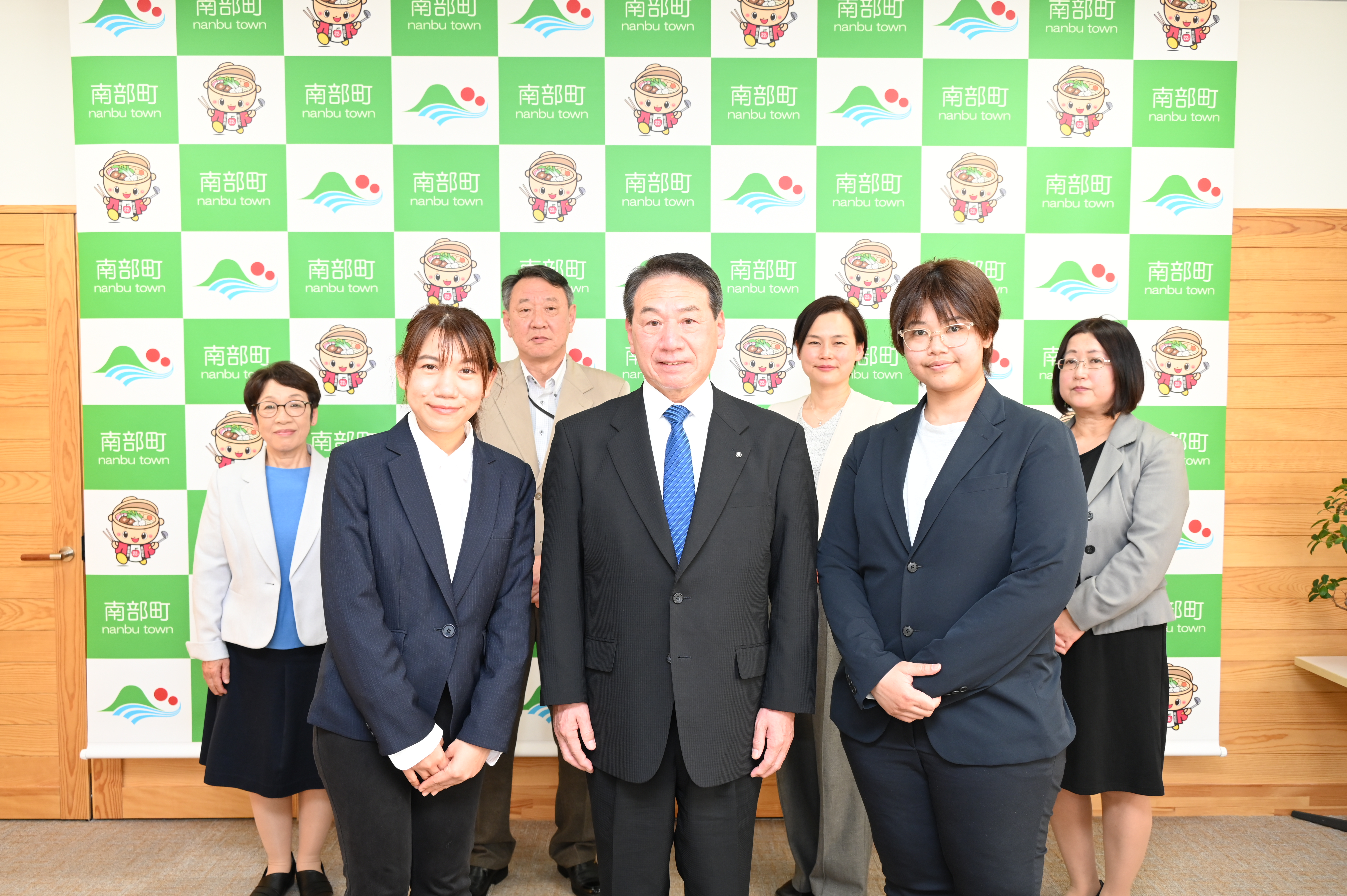 4月4日（火曜日）タイ人留学生のプンカセーム・メーサーさんとサマーコム・アッチャラさんが町長を訪れ今後の抱負等について懇談し、「町とタイの架け橋的な役割も期待しています」と激励しました。の画像