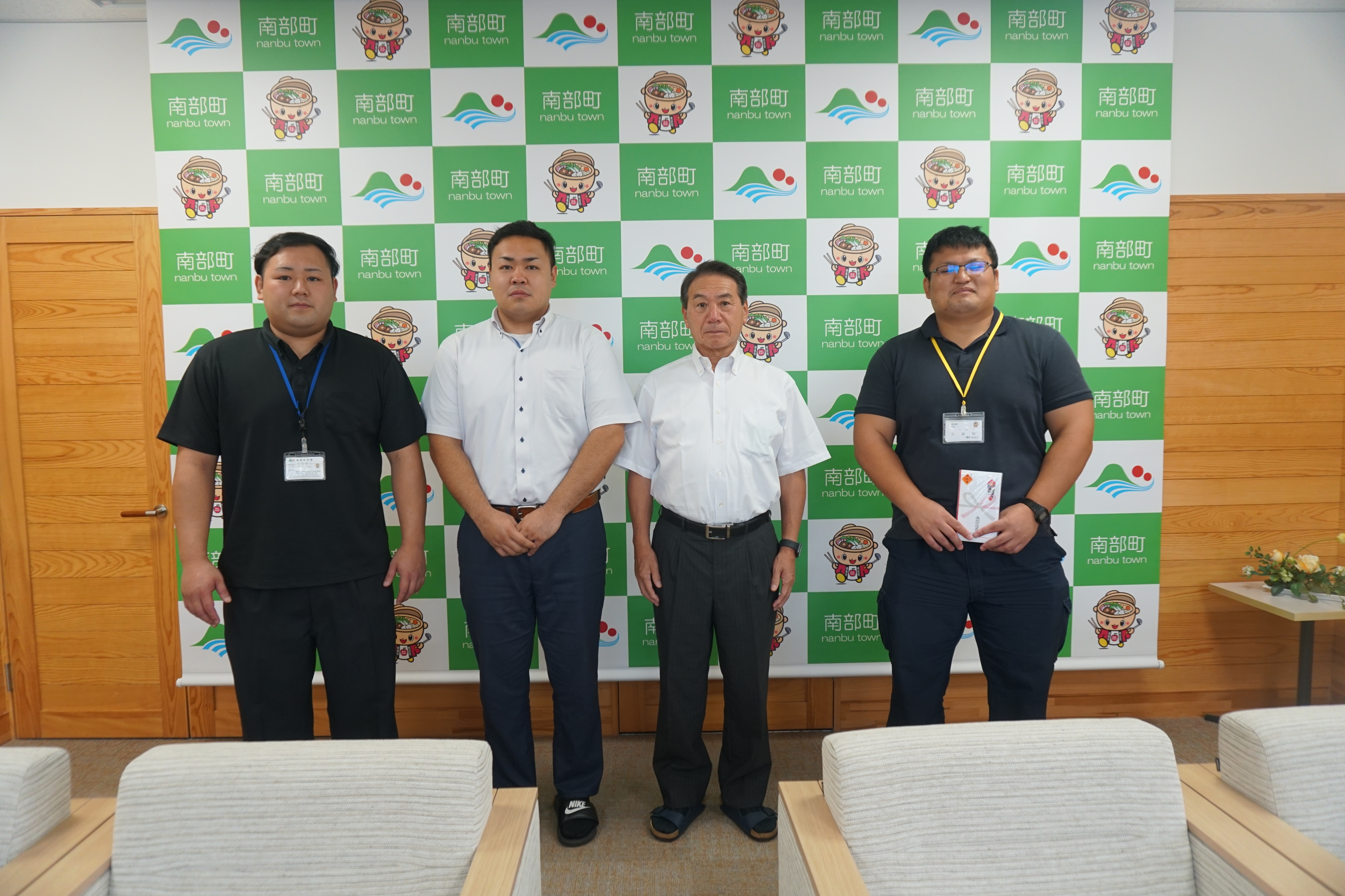 南部町役場相撲部の皆さんと町長の画像