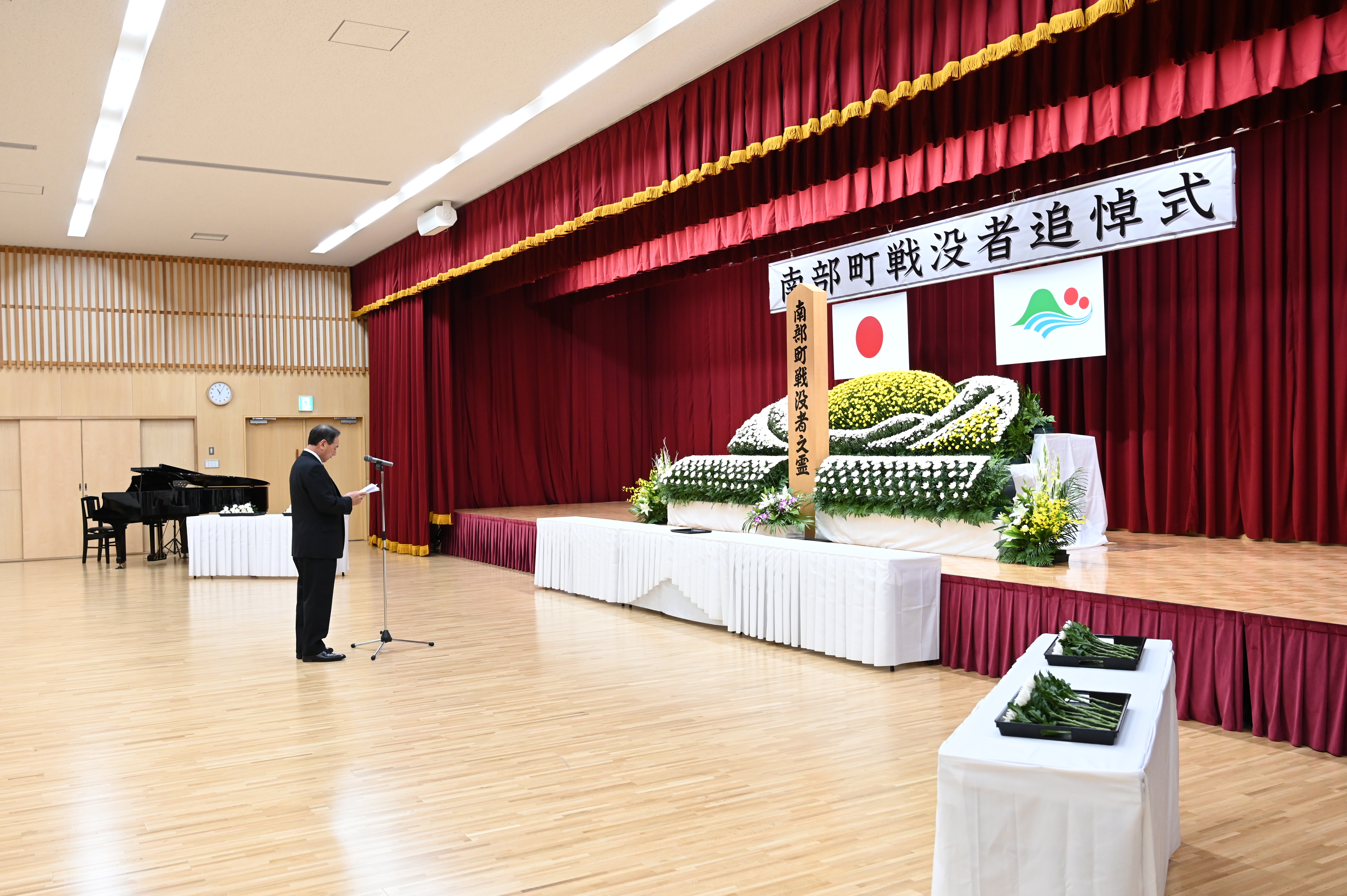 戦没者追悼式で挨拶する町長の画像