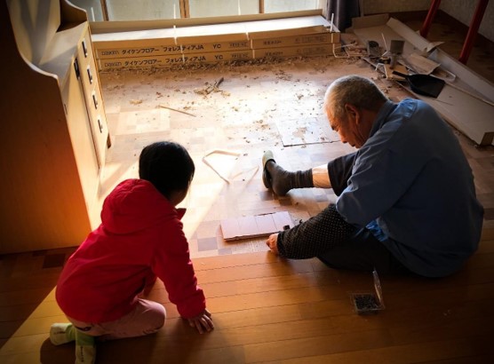 おじいさんと孫の写真