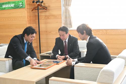 全国商工会青年部連合会会長就任の報告を受ける町長の画像