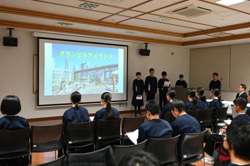 海外派遣報告会で生徒が発表している画像