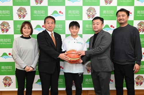 町長、保護者、コーチで高橋さんを囲んだ画像