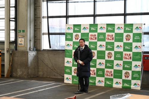 「りんご市」開催セレモニーで挨拶する町長の画像