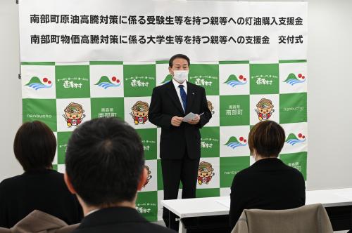 交付式で挨拶する町長の画像