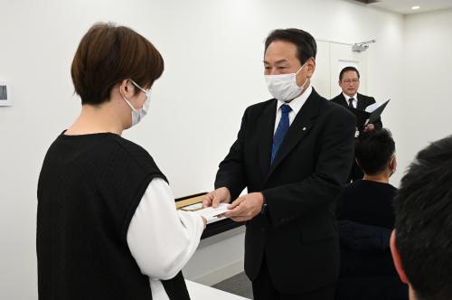 支援金を親等へ手渡しする町長の画像