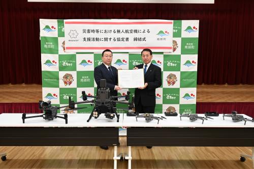 株式会社SDF様と町長とで協定書を持っている画像