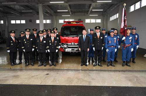 新しい消防車両と町長き・消防団員の記念撮影の画像