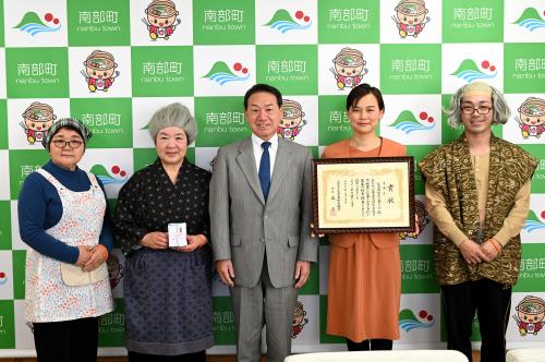 劇団あったりめえの皆さんと町長の記念撮影の画像