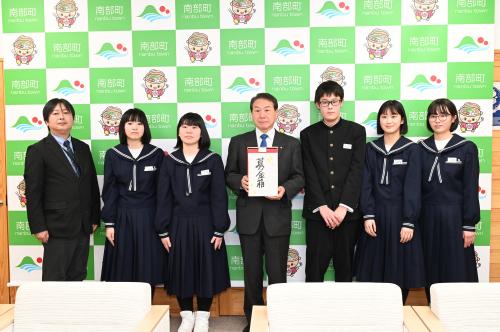 募金箱を持つ町長と生徒会役員の皆さんの画像