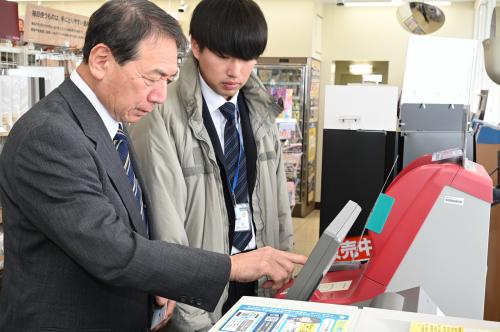 マルチコピー機を操作する町長の画像
