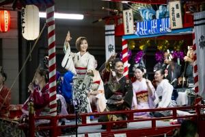 山車での手踊り披露